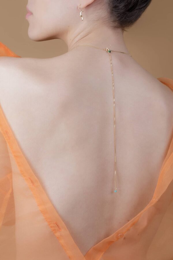 Collana conchiglie Calypso indossata schiena niani